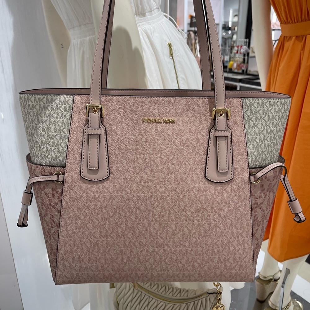 Michael Kors Voyager Lg Color-Block Signature Logo Tote
Powder Blush Multi 
NWT - Picture 2 of 16